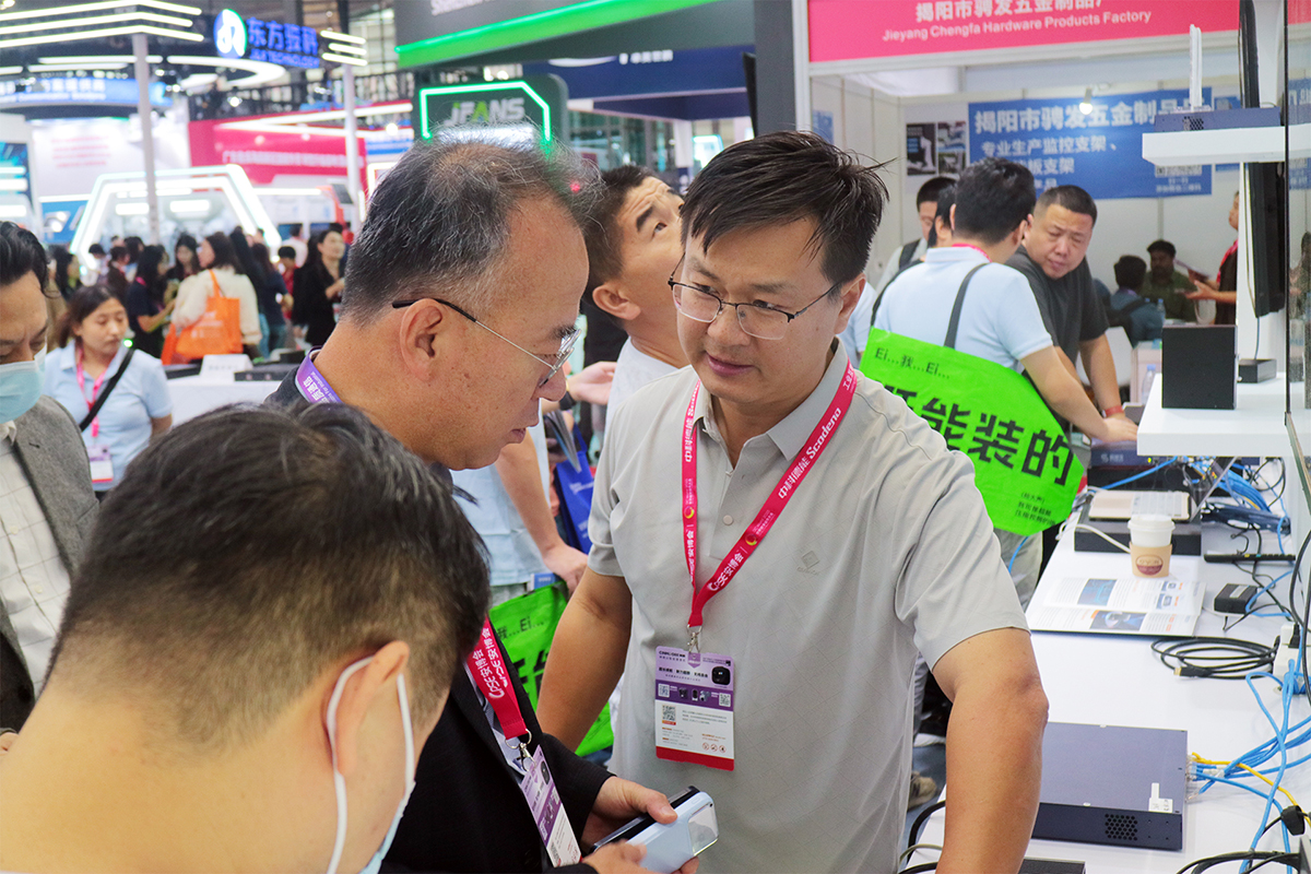 AI-powered intelligent computing brings a new era to security systems! The new products of the Super-Small Series were unveiled at the Shenzhen Security Expo.